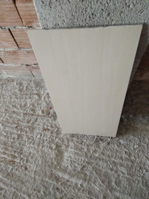 големи плочки свалени от кухня много шик гланцирани-13 бр.-120лв.