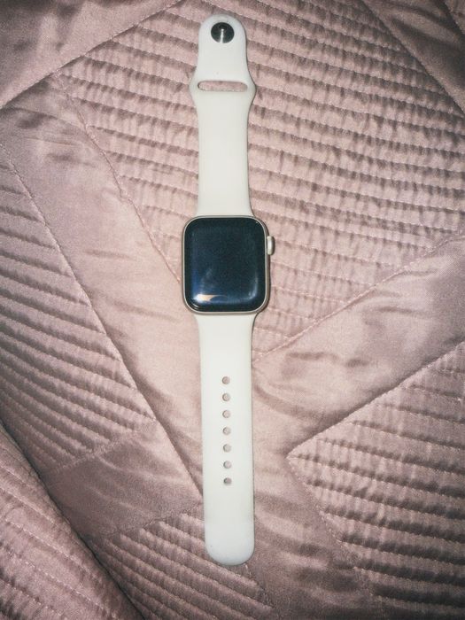 Продам Apple Watch SE 40 мм.