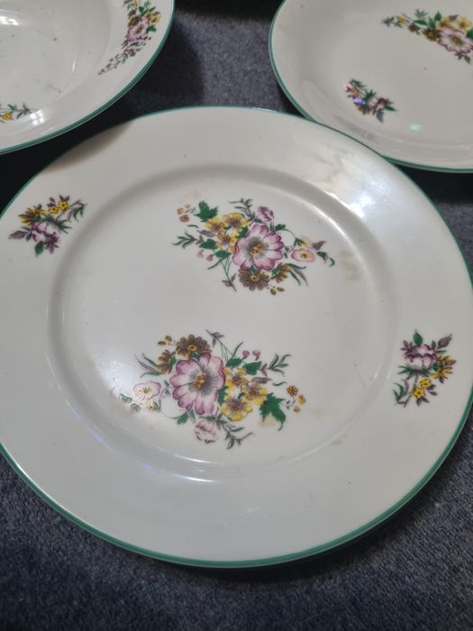 Комплект порцеланови чиний.