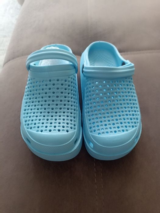 Отдам бесплатно кроксы