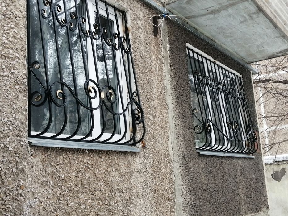 Решётки, оградки.