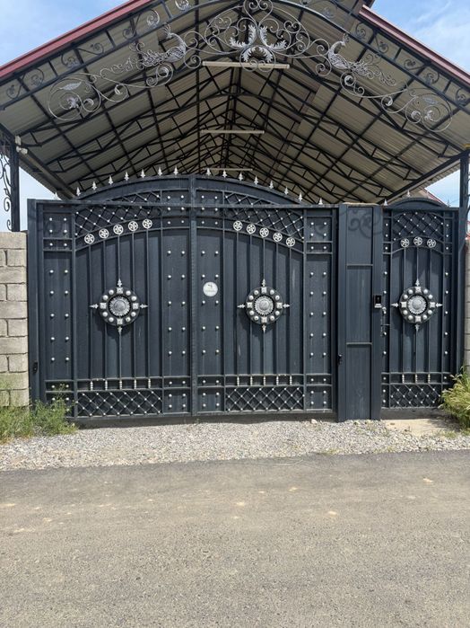 Үй сатылады 10 соттық жерімен.