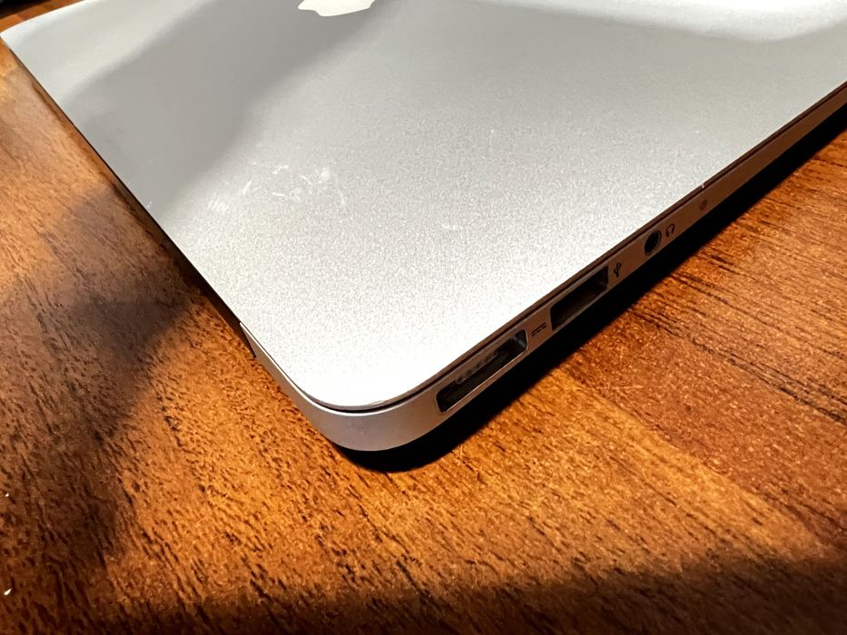 MacBook Air 11" (Mid 2012) Core i5, 4GB, 60GB, зарядно и калъф