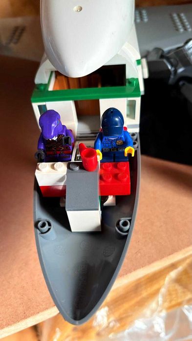 LEGO City 60022 – Avion cargo mare (doar avionul)+2 figurine si accesorii marfa