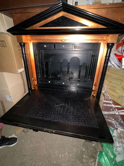 Красив античен шкаф с дърворезби