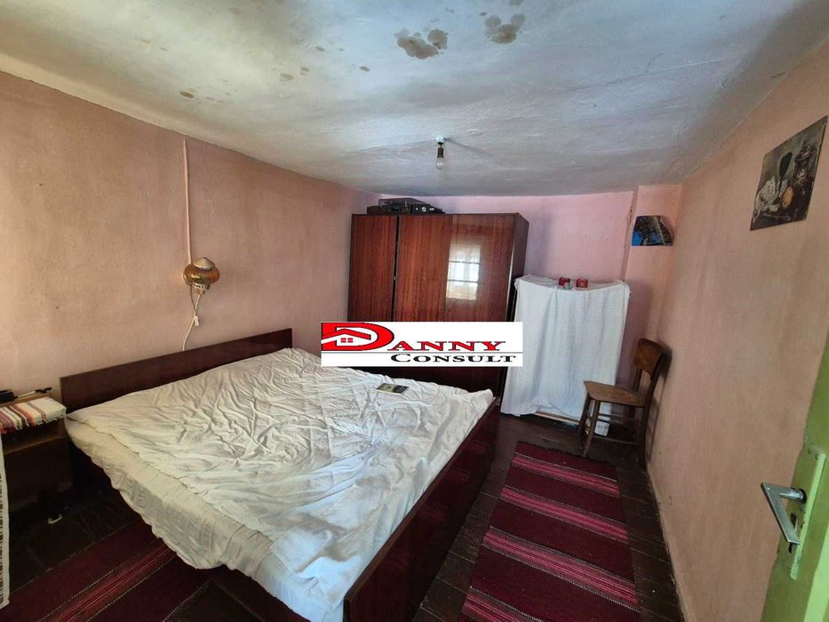 Къща на две нива с двор и кладенец в гр. Сухиндол