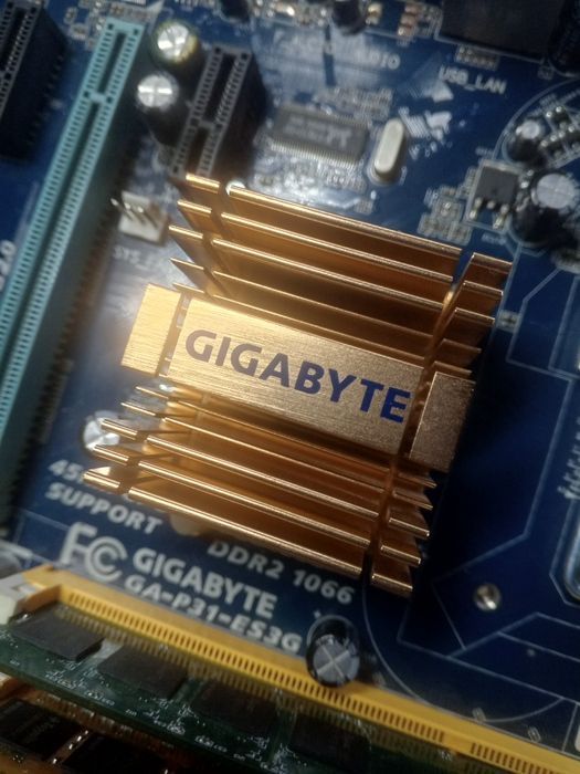 Массивная материнская плата gigabyte своих времен и озу
