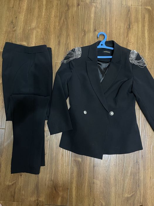 Женский костюмы продаю