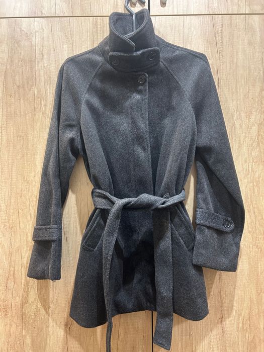 Тъмно сиво палто
