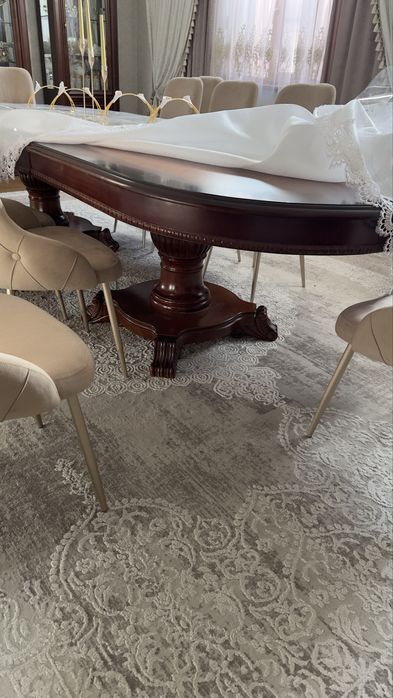 Стол для гостей добротный