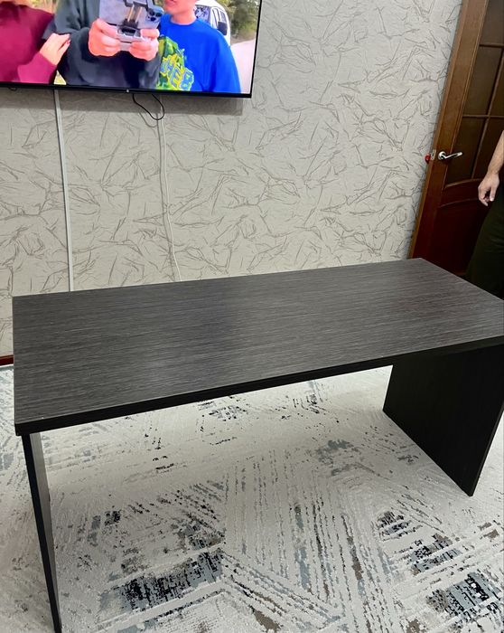 Прочный стол в отличном состоянии