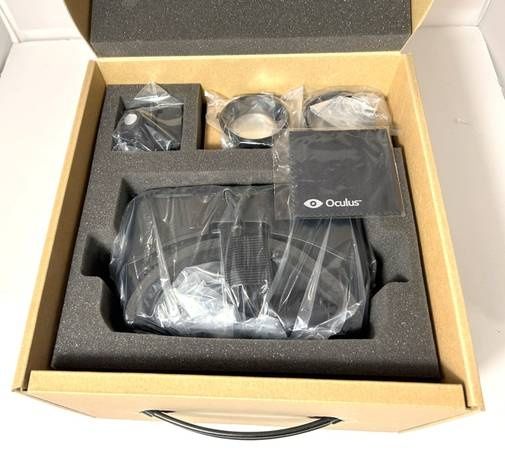 2 броя Oculus Rift DK2 (Development Kit 2)