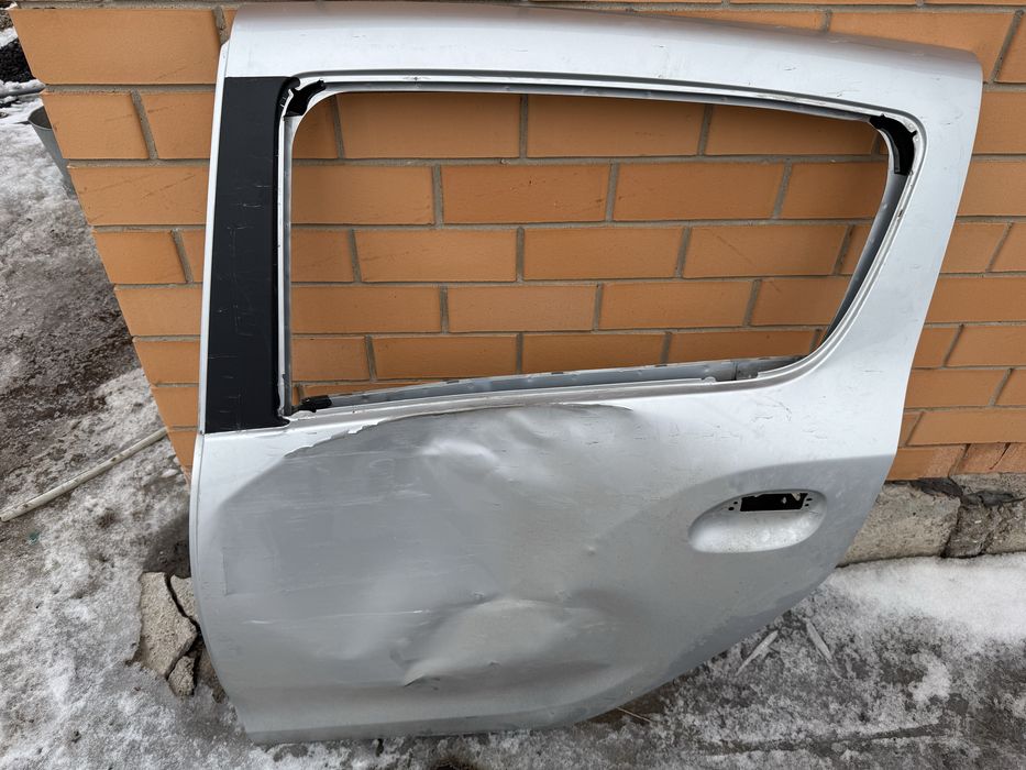 Задняя левая дверь рено сандеро