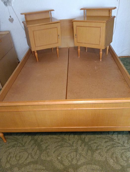 нощни шкафчета и легло