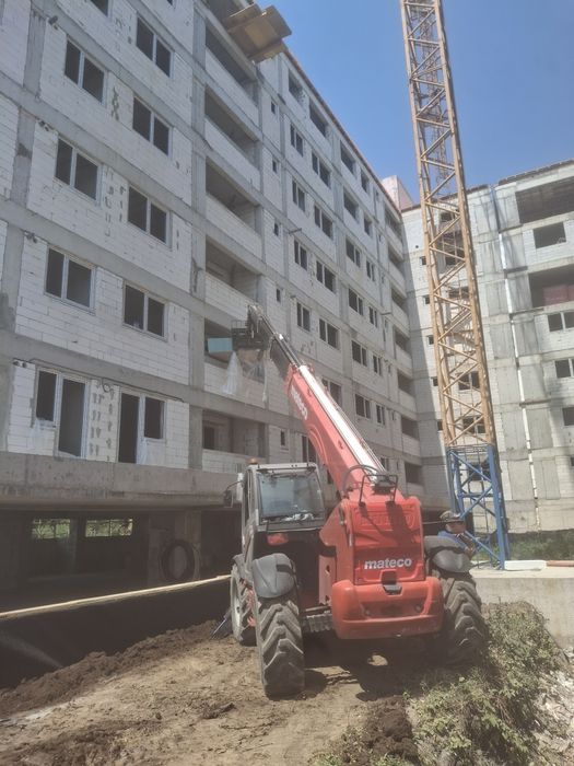 Manitou Ridicat Materiale constructii, echipamente grele, containere