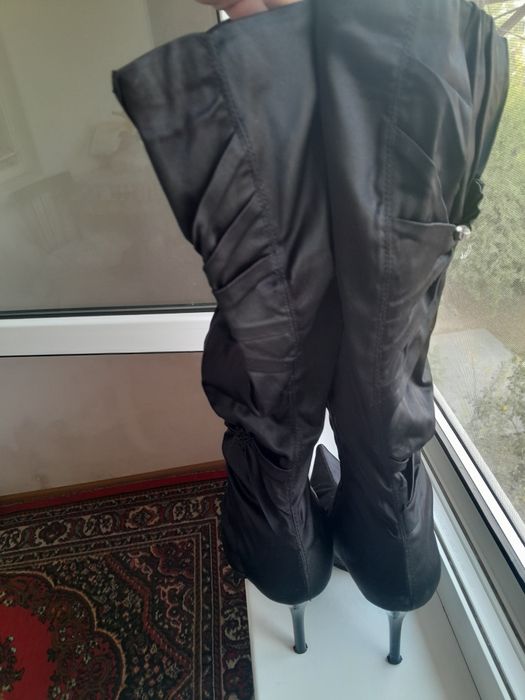 Сапожки  37-37,5 размер. Атласный материал очень элегантно смотрятс