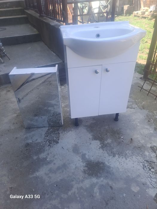 Ghiuveta Dulap și Oglinda baie