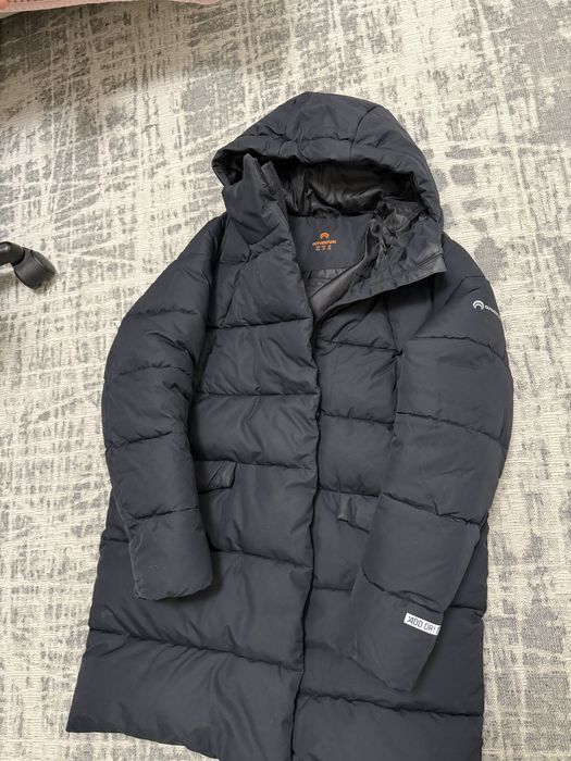 Продам куртку зимнюю на девочкк