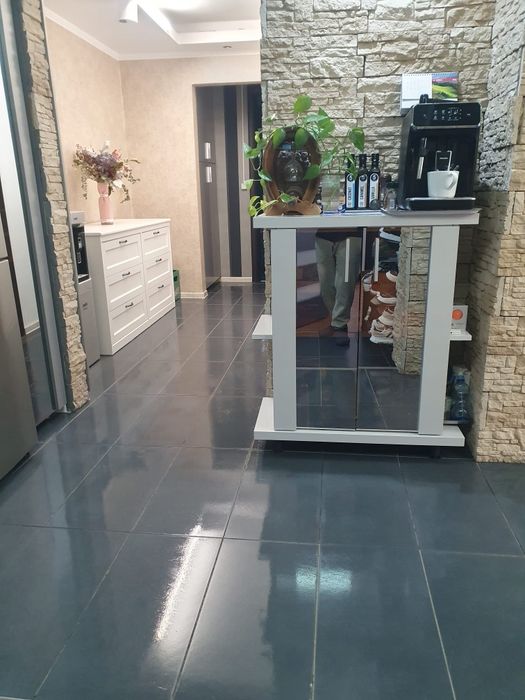 Vând apartament decomandat cu 3 camere