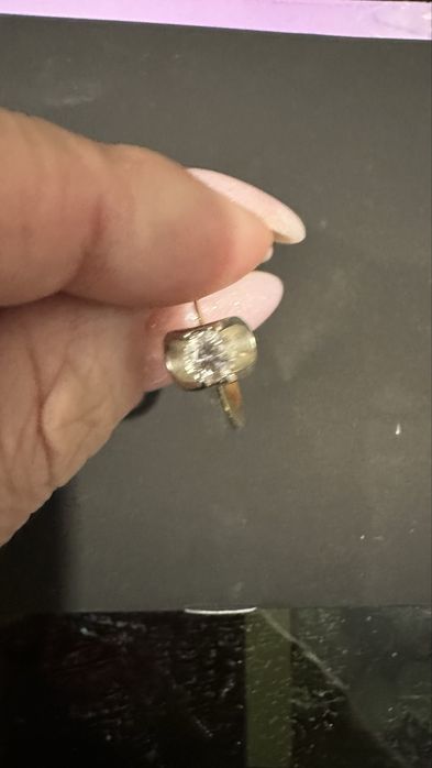 Золотое кольцо с брилиантом