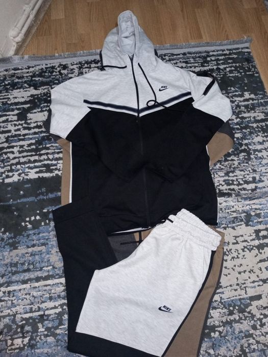 Vând treninguri Nike tech