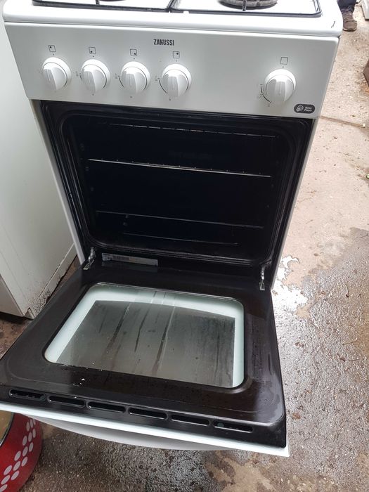 Aragaz Zanussi alb-50cm latime