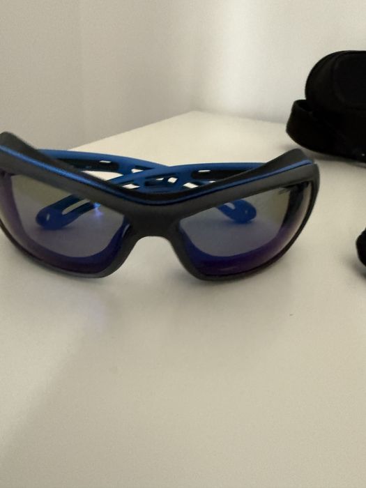 Ochelari sport Julbo polarizați cu protecție laterală și husă