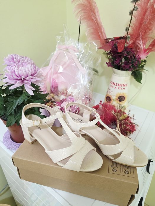 Vand sandale elegante