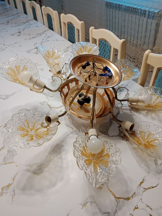 Продам люстру 8 рожковую