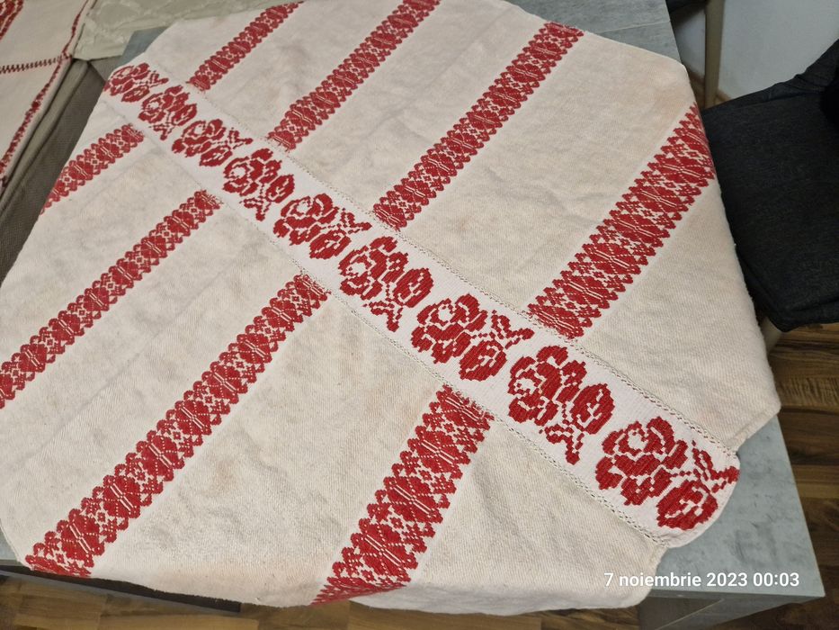 Fata de masa traditionala țesuta la razboi