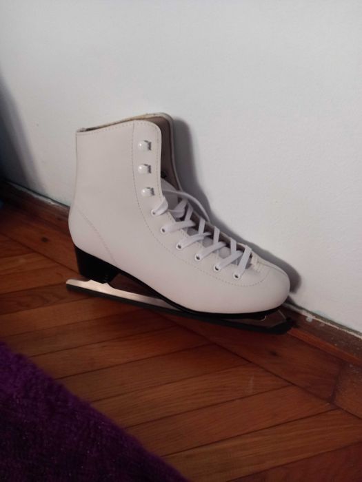 Patine albe elegante de fete marimea 40