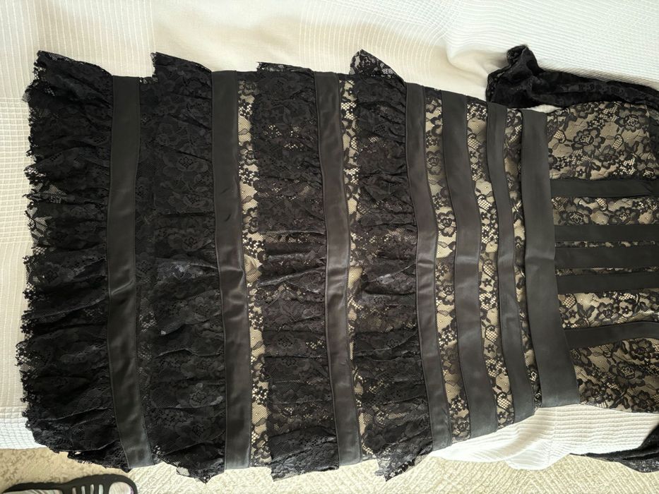 Rochie eleganta negra din dantela cu volane .