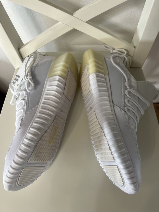 Adidasi H&M numarul 42, Noi cu eticheta