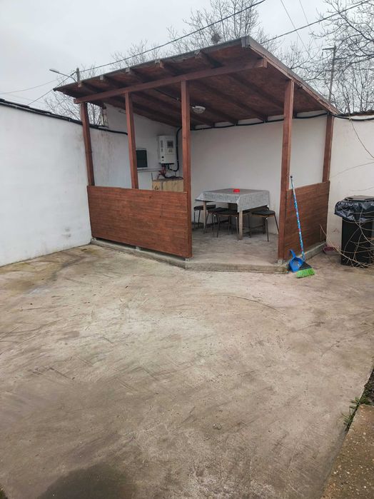 Inchiriez casa:dormitor+living+bucatarie+baie+foisor+curte+parcare