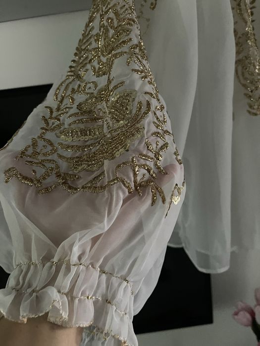 Vand ie , costum  popular  cu fir auriu si paete