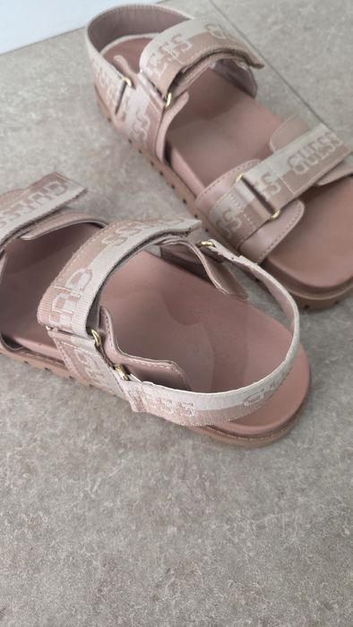 Сандали Guess ,бежови