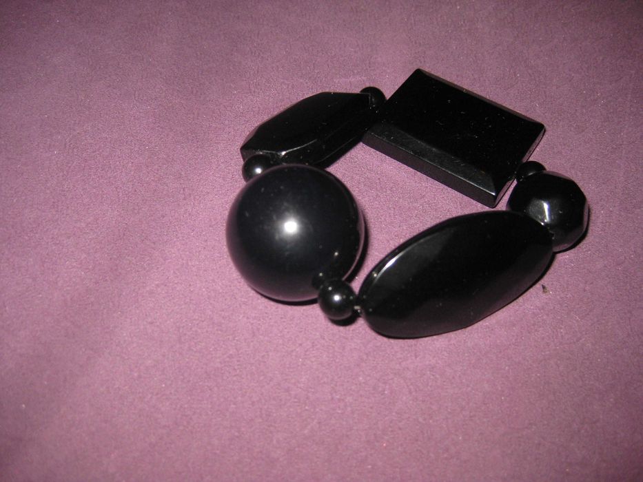 Масивна черна пластмасова гривна