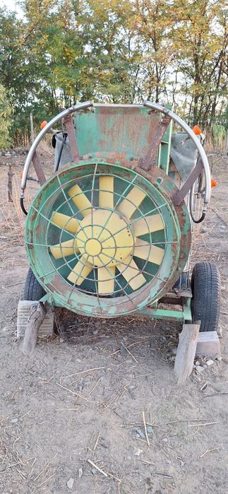 Продавам инвентар за трактор  плугове и пръскачка