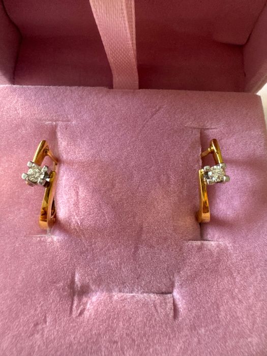 Серьги 750 пробы с бриллиантом