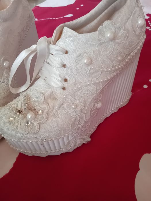 Vând pantofi de mireasă