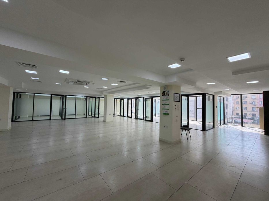 Метро Айбек офис 300кв open space + маленькие комнаты Парковка есть