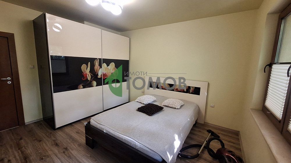 Прекрасно обзаведен и оборудван тристаен апартамент с гараж в кв. Сам