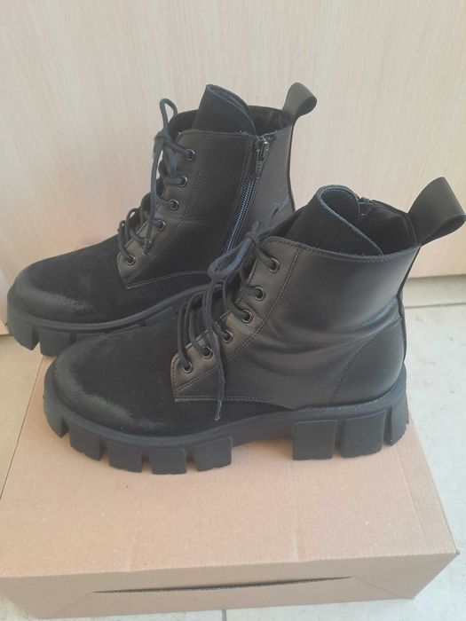 Дамски боти от естествена кожа и велур в черно