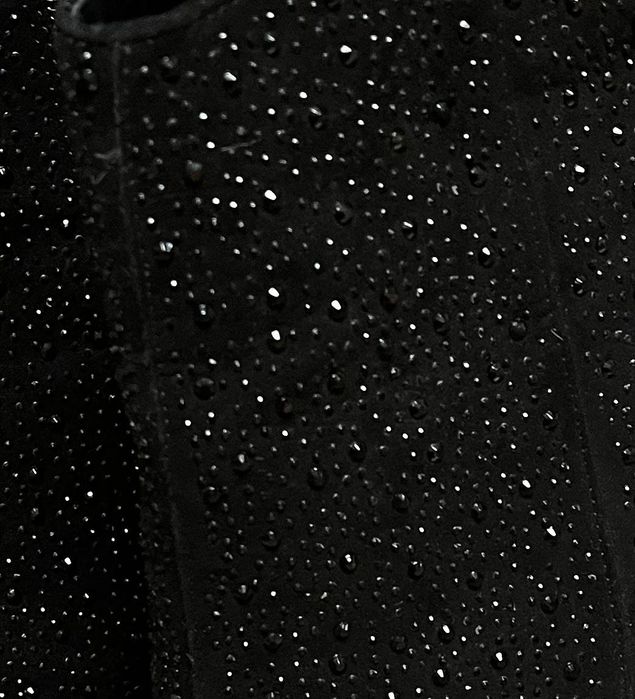 Нови обувки в черен цвят с кристали.