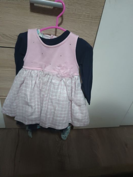 Vând rochițe de fetiță purtate de 2 ori preț 10 lei bucata și încălțăm