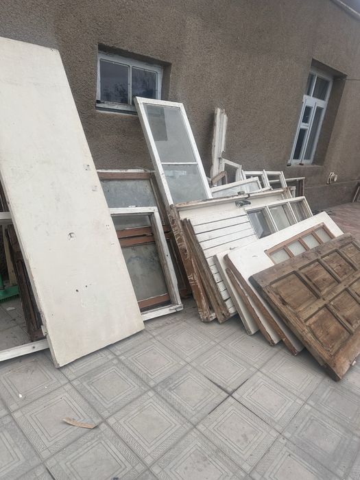 Продаются доски, линолеум , двери, рамы