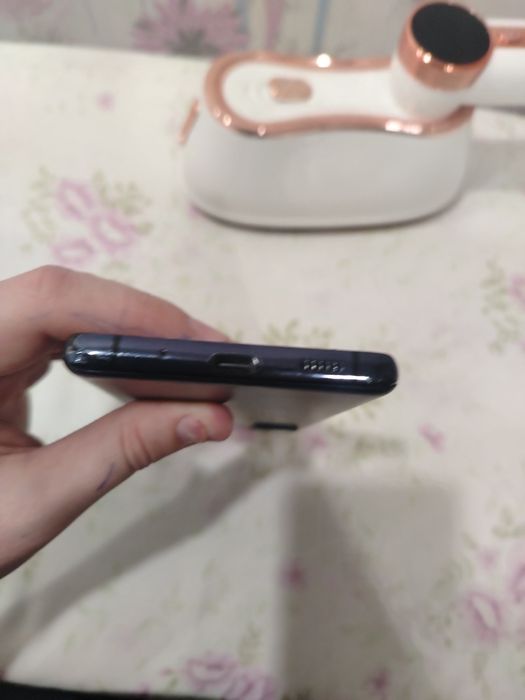Samsung S20 FE в хорошем состоянии
