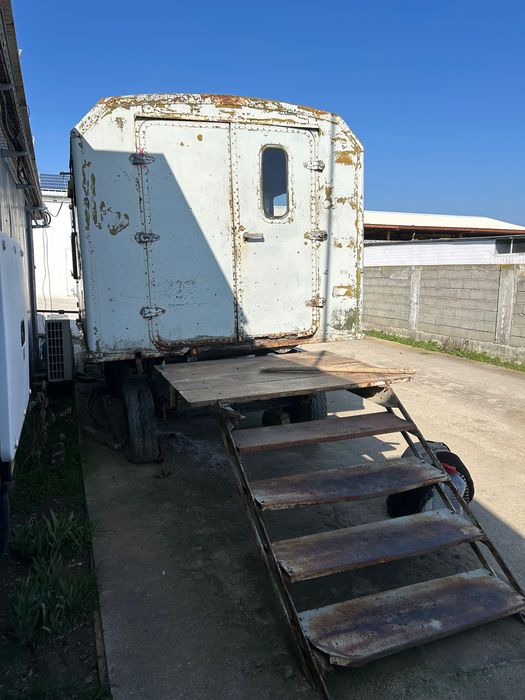 Стар военен фургон от сандвич панел