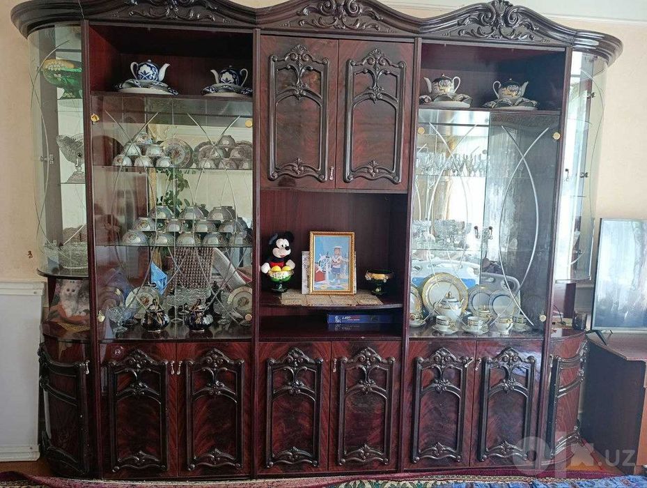 Продаётся красивый классический шкаф-витрина для посуды