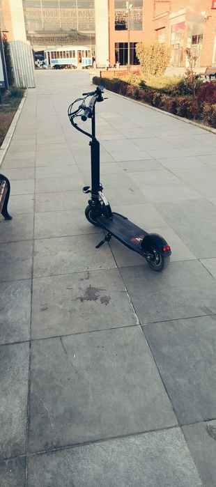 Продаю самакат khugo m4 в отличном состоянии работает отлично